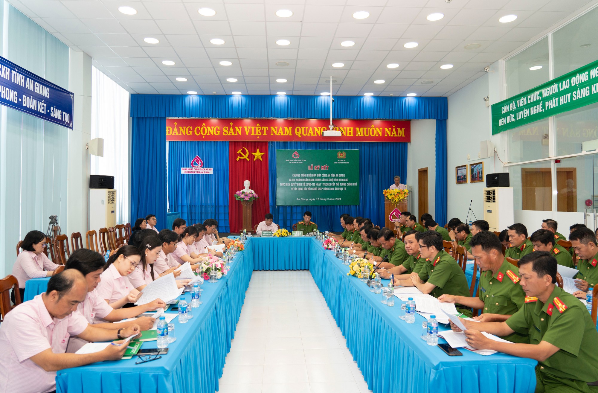 Quang cảnh lễ ký kết